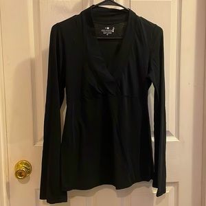 Excellent condition stretchy form fitting long bell sleeve  black top XS 🔥